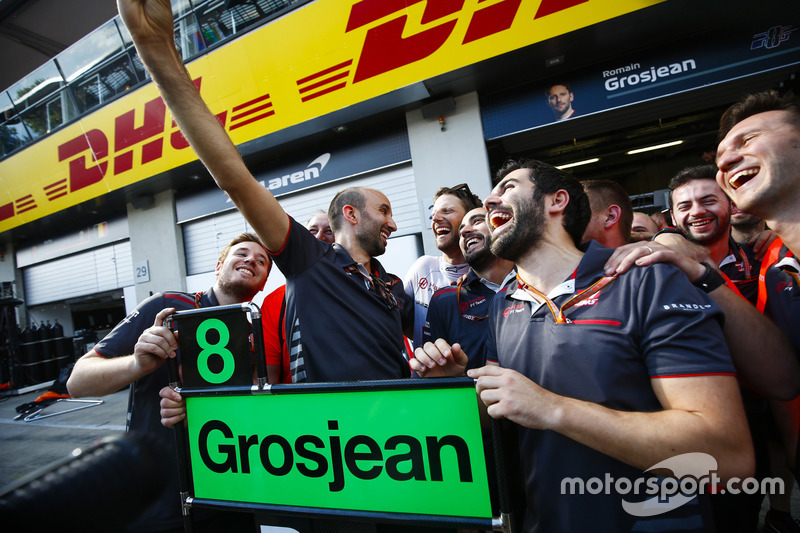 Romain Grosjean, Haas F1 Team, et toute l'équipe Haas F1 Team fêtent leur meilleur résultat