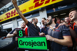 Romain Grosjean, Haas F1 Team, e il team Haas F1, festeggiano il miglior risultato del team a oggi