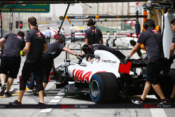 La voiture de Romain Grosjean, Haas F1 Team VF-18 Ferrari, avec les mécaniciens