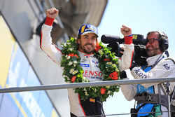 Podio assoluto: il vincitore Fernando Alonso, Toyota Gazoo Racing