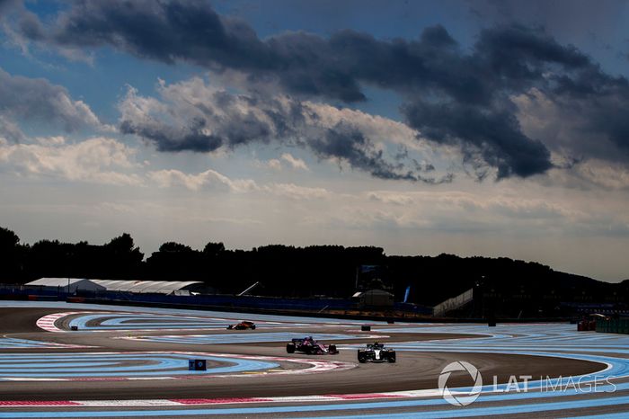 Valtteri Bottas, Mercedes AMG F1 W09, Sergio Perez, Force India VJM11