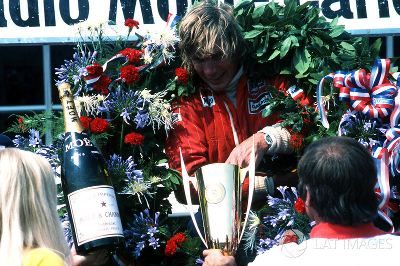 El ganador James Hunt, McLaren