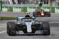 Valtteri Bottas, Mercedes AMG F1 W09, voor Max Verstappen, Red Bull Racing RB14
