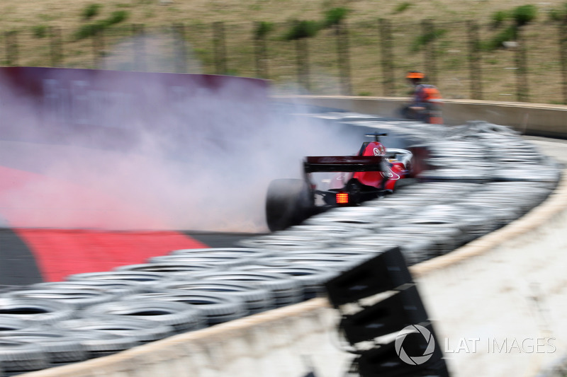 Marcus Ericsson, Sauber C37 est sorti de sa piste avant que sa voiture ne prenne feu
