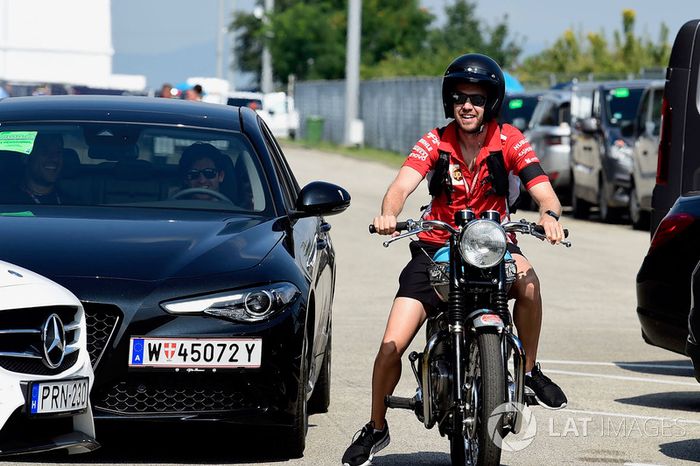 Sebastian Vettel, Ferrari en su moto Triumph