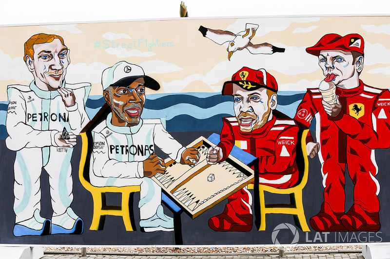 Mural gambar Valtteri Bottas, Mercedes AMG F1, Lewis Hamilton, Mercedes AMG F1, Sebastian Vettel, Ferrari, dan Kimi Raikkonen, Ferrari, bermain backgammon