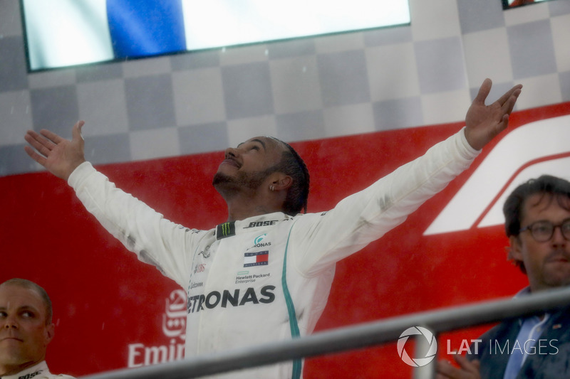 Lewis Hamilton, Mercedes AMG F1, et Valtteri Bottas, Mercedes AMG F1, sur le podium