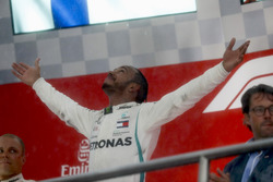 Lewis Hamilton, Mercedes AMG F1, en Valtteri Bottas, Mercedes AMG F1, op het podium