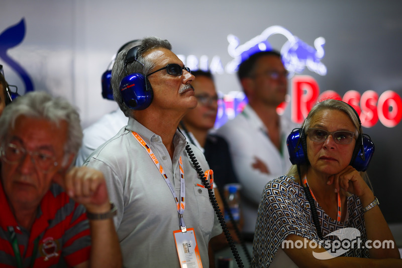 Dr. Mario Theissen visite le garage Toro Rosso