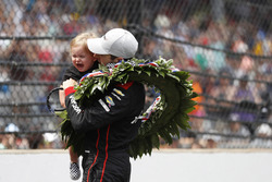1. Will Power, Team Penske Chevrolet, mit Sohn Beau