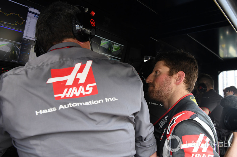 Race retiree Romain Grosjean, Haas F1 Team and Guenther Steiner, Team Prinicipal, Haas F1 Team