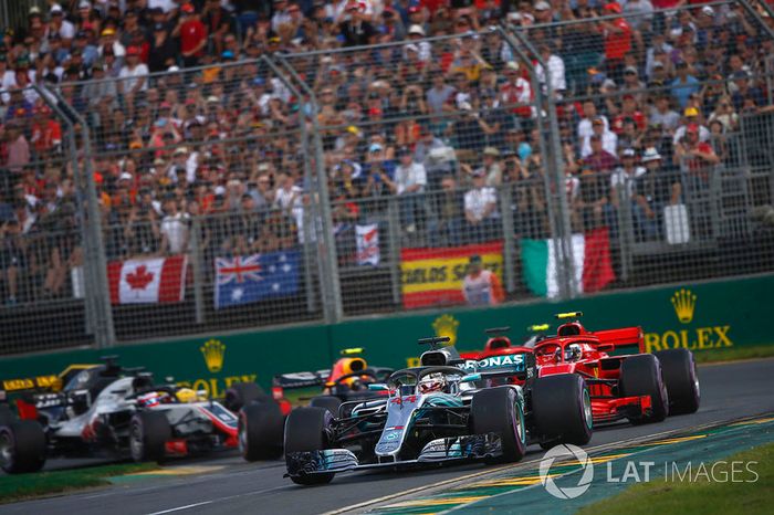 Lewis Hamilton, Mercedes AMG F1 W09, precede Kimi Raikkonen, Ferrari SF71H, Sebastian Vettel, Ferrari SF71H, Kevin Magnussen, Haas F1 Team VF-18 Ferrari, Max Verstappen, Red Bull Racing RB14 Tag Heuer, e il resto del gruppo alla partenza della