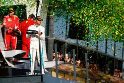 Lewis Hamilton, Mercedes AMG F1, Sebastian Vettel, Ferrari, y Kimi Raikkonen, Ferrari