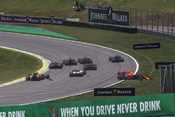 Daniel Ricciardo, Red Bull Racing RB13 ve Stoffel Vandoorne, McLaren MCL32 startta kaza yapıyor