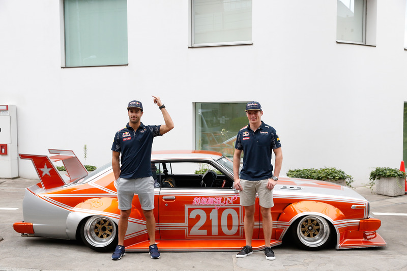 Daniel Ricciardo y Max Verstappen, Red Bull Racing conducen alrededor de Tokio en un coche de Bosozu