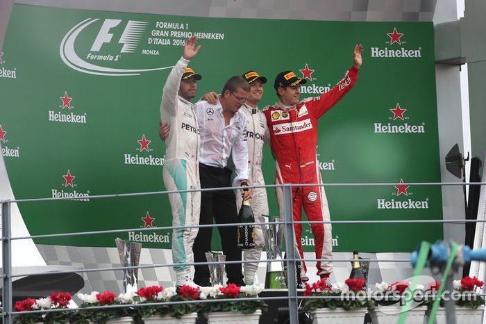 Podio: Segundo lugar Lewis Hamilton, Mercedes AMG F1 Team, ganador de la carrera Nico Rosberg, de Mercedes AMG F1 Team y tercer lugar de Sebastian Vettel, Scuderia Ferrari