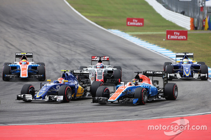 Felipe Nasr, Sauber C35 and Pascal Wehrlein, Manor Racing MRT05 at the start of the race