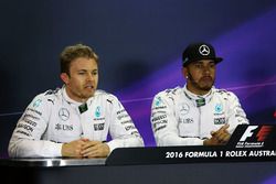 Ganador de la pole Lewis Hamilton, Mercedes AMG F1 Team, segundo lugar Nico Rosberg, Mercedes AMG F1