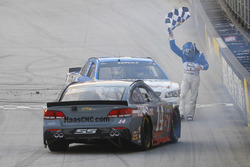 Sieger Kevin Harvick, Stewart-Haas Racing, Chevrolet; Tony Stewart, Stewart-Haas Racing, Chevrolet