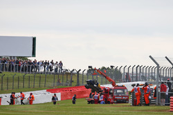 La Sauber C35 de Marcus Ericsson, Sauber F1 Team ramenée aux stands sur un camion après son accident