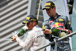 Подиум: Даниэль Риккардо, Red Bull Racing - второе место и Льюис Хэмилтон, Mercedes AMG F1 - третье
