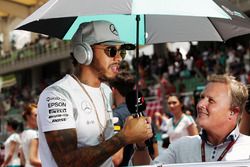 Lewis Hamilton, Mercedes AMG F1 con  Johnny Herbert, Sky Sports F1 Presentador en el desfile de pilo