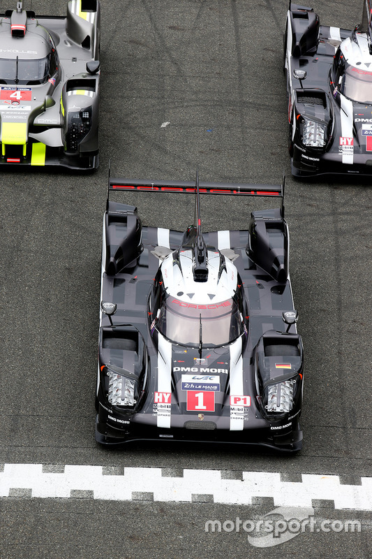 La sesión de fotos tradicional de los autos de Le Mans