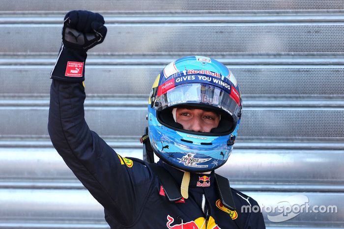 Pode comemorar, Ricciardo! O australiano conquistou a primeira pole da carreira na F1 justamente na etapa mais tradicional do calendário.