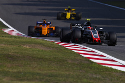 Kevin Magnussen, Haas F1 Team VF-18 Ferrari, Fernando Alonso, McLaren MCL33 Renault, en Carlos Sainz