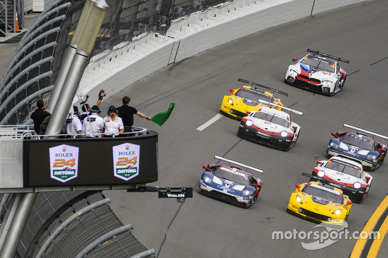 Salida de GTLM: #66 Chip Ganassi Racing Ford GT, GTLM: Dirk Müller, Joey Hand, Sébastien Bourdais le