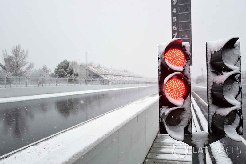 Red light as snow stops testing on day three