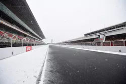 La ligne droite des stands sous la neige