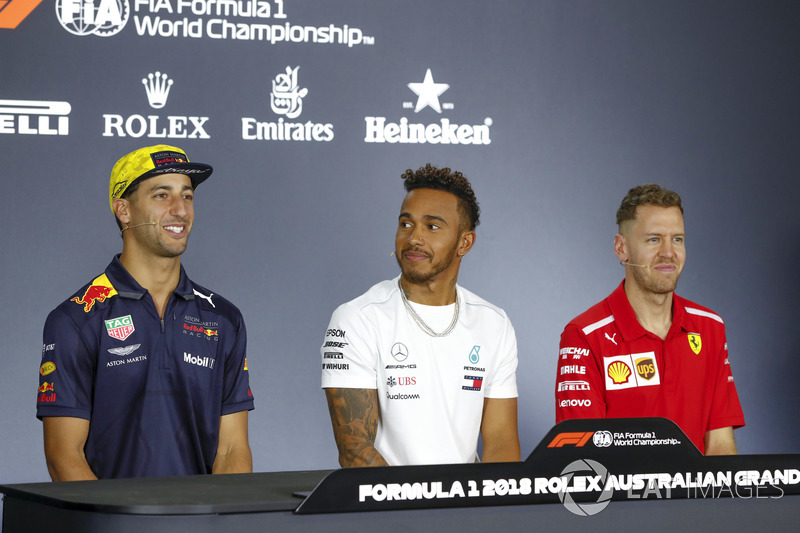 Daniel Ricciardo, Red Bull Racing, Lewis Hamilton, Mercedes AMG F1, e Sebastian Vettel, Ferrari, na coletiva de imprensa dos pilotos