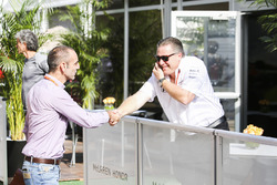 Исполнительный директор McLaren Technology Group Зак Браун и управляющий директор Renault Sport F1 С