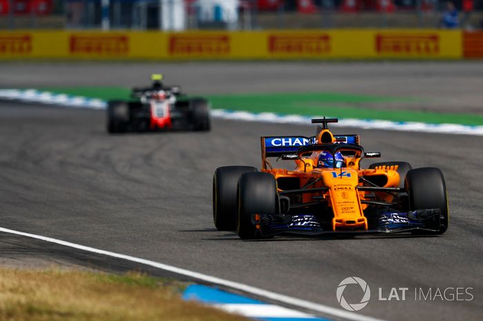 Fernando Alonso, McLaren MCL33, delante de Kevin Magnussen, Haas F1 Team VF-18