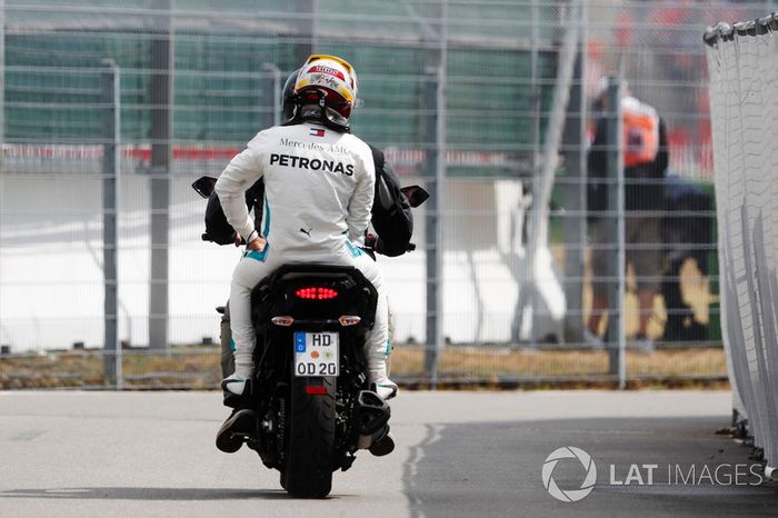 Lewis Hamilton, Mercedes AMG F1, vuelve al box tras su avería en Q1