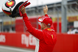Ganador de la pole Sebastian Vettel, Ferrari, celebra