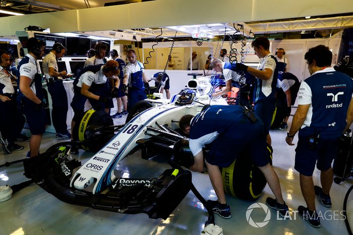 Mechanics working on the car of Lance Stroll Williams FW40