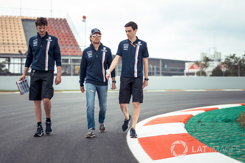 Sergio Pérez, Force India camina por la pista