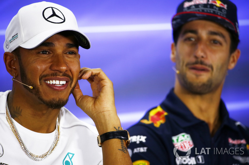 Lewis Hamilton, Mercedes AMG F1 et Daniel Ricciardo, Red Bull Racing, lors de la conférence de presse des pilotes