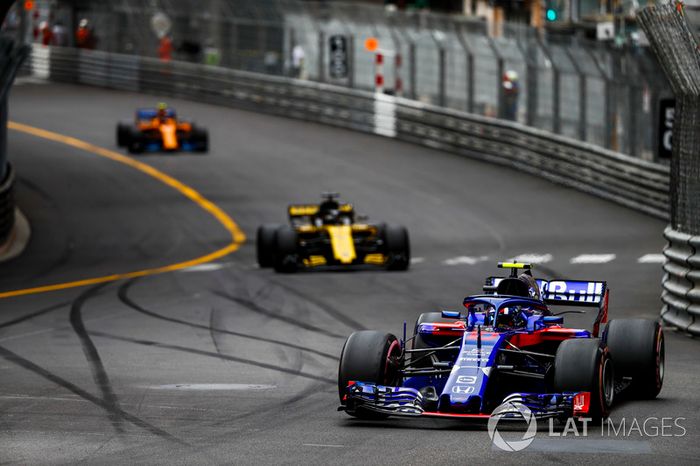 Pierre Gasly, Toro Rosso STR13, leads Nico Hulkenberg, Renault Sport F1 Team R.S. 18, and Stoffel Vandoorne, McLaren MCL33