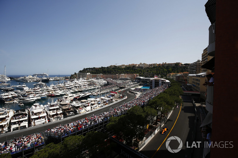 Fernando Alonso, McLaren MCL33, precede Sergio Perez, Force India VJM11