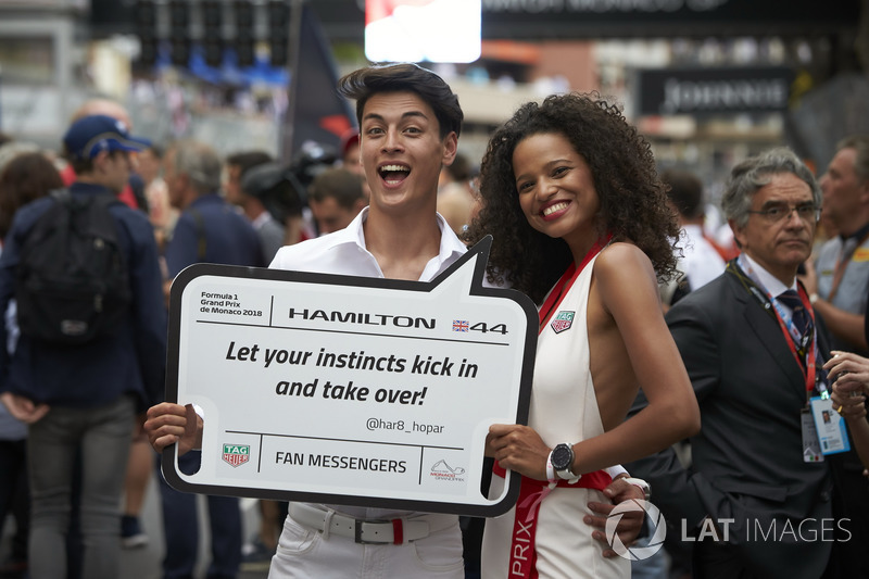 Modelli in griglia con un messaggio per Lewis Hamilton, Mercedes AMG F1 W09