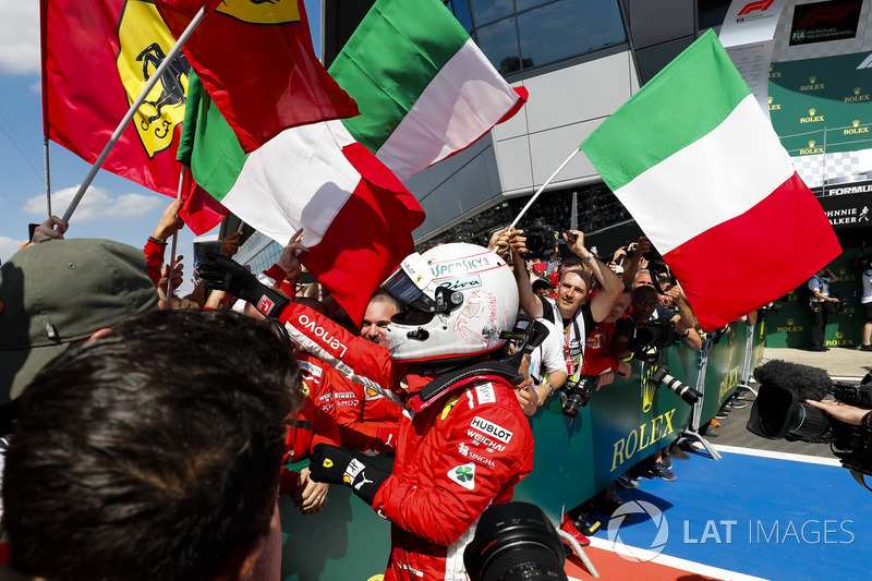 Il vincitore della gara Sebastian Vettel, Ferrari, festeggia con il team, nel parco chiuso