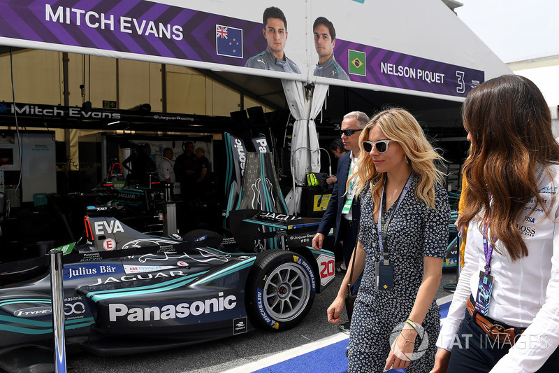Sienna Miller vista il garage Jaguar