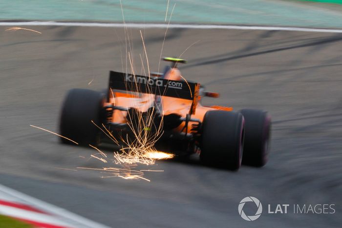 Las chispas vuelan desde el coche de Stoffel Vandoorne, McLaren MCL33 Renault