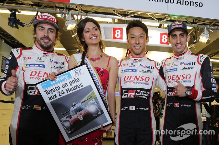 Los autores de la pole, Sébastien Buemi, Kazuki Nakajima, Fernando Alonso, Toyota Gazoo Racing con Miss 24 Horas de Le Mans