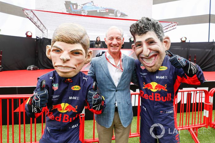 Greg Maffei, Director Ejecutivo, Liberty Media, con caricaturas de Max Verstappen, Red Bull Racing y Daniel Ricciardo, Red Bull Racing