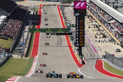 Valtteri Bottas, Mercedes AMG F1 W08, en lutte avec Daniel Ricciardo, Red Bull Racing RB13