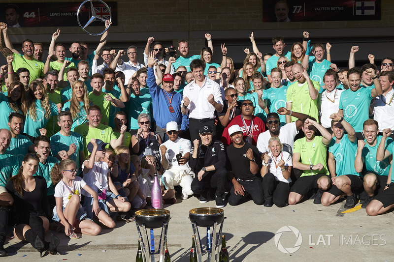 Race winner Lewis Hamilton, Mercedes AMG F1, Toto Wolff, Executive Director Mercedes AMG F1, Niki Lauda, Non-Executive Chairman, Mercedes AMG F1, Valtteri Bottas, Mercedes AMG F1, Nick Hamilton and the Mercedes team celebrate victory